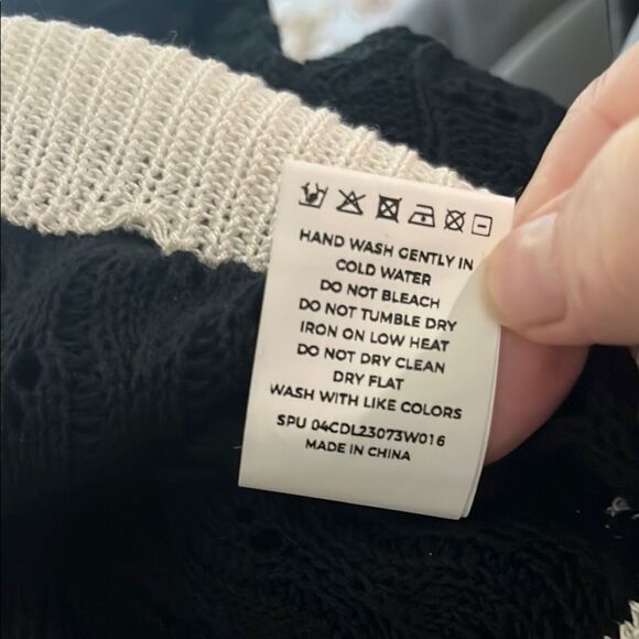 BloomChic Black Eyelet Knit White trim Scalloped ahem Cardigan Sweater US 14-16 - Picture 9 of 9